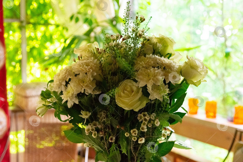 Скачать Элегантный букет из белых цветов фотосток Ozero