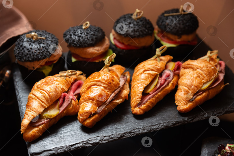 Скачать Изысканные мини-сэндвичи и круассаны фотосток Ozero