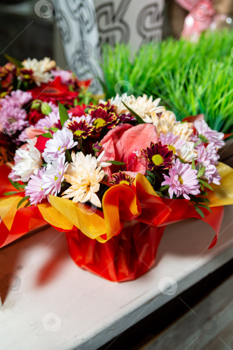 Скачать Яркий цветочный букет в красной обертке фотосток Ozero