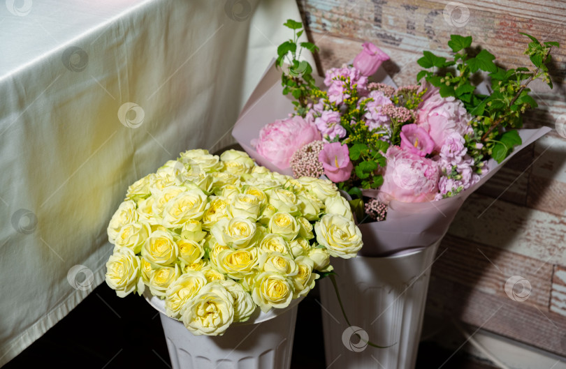 Скачать Элегантные цветочные композиции для декора фотосток Ozero