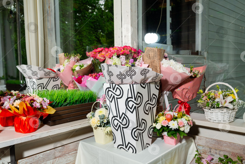 Скачать Цветочные композиции в уникальной упаковке фотосток Ozero