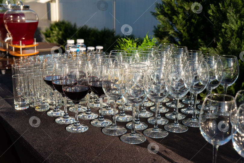 Скачать Организация вечеринки на открытом воздухе с бокалом вина фотосток Ozero