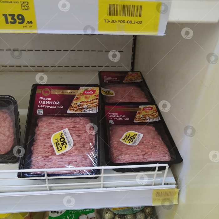 Скачать Отдел свиного фарша в магазине "Магнит". фотосток Ozero