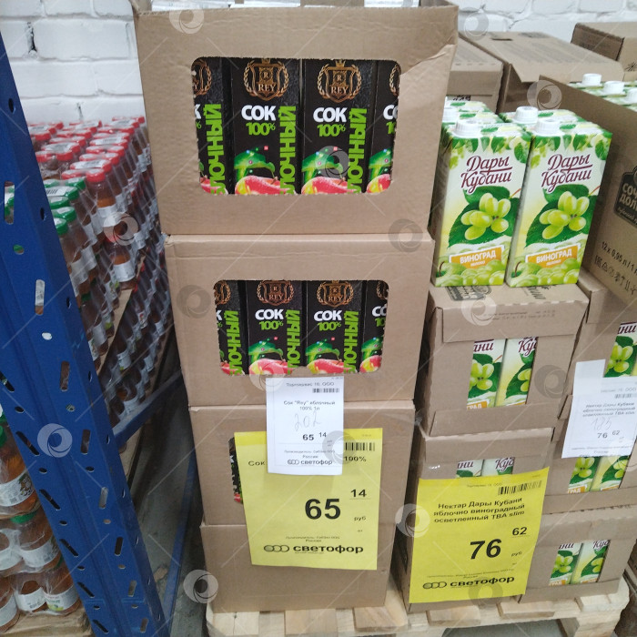Скачать Отдел сока в магазине "Светофор". фотосток Ozero