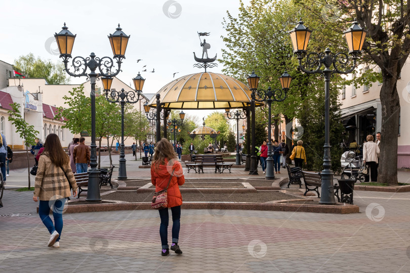 Скачать Пешеходная улица с людьми и фонарными столбами в городских условиях фотосток Ozero