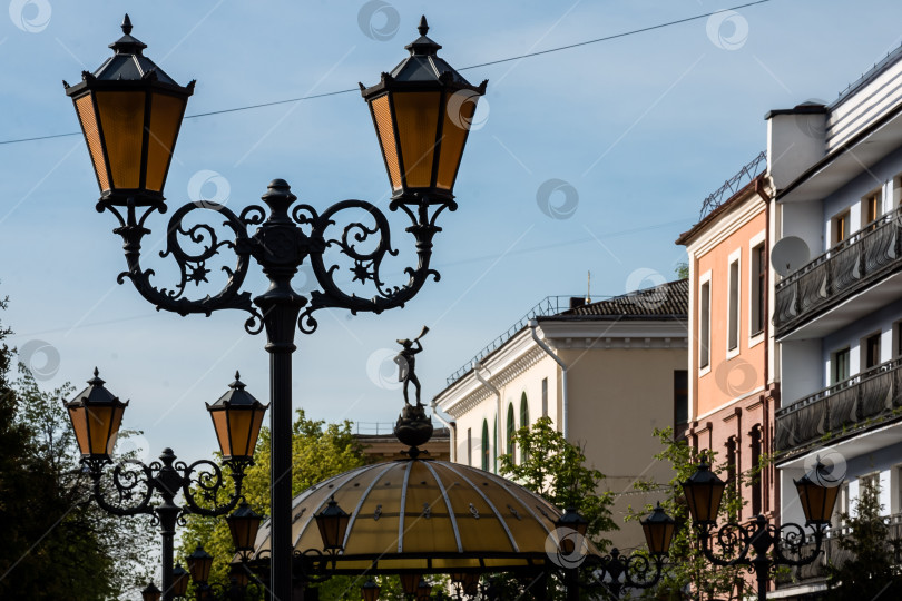 Скачать Богато украшенные уличные фонари и архитектура в городских условиях фотосток Ozero