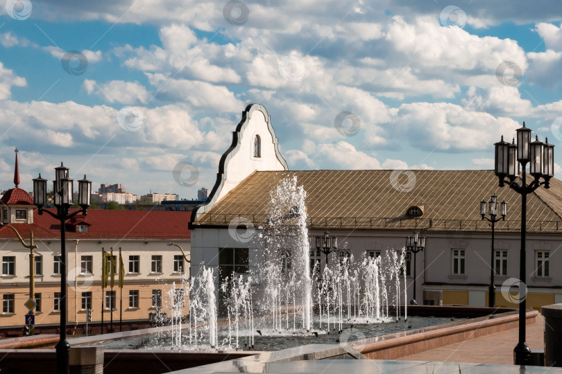 Скачать Исторический городской пейзаж с фонтаном и архитектурой под голубым небом фотосток Ozero