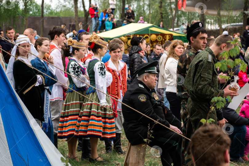 Скачать Культурный фестиваль с участием разнообразной группы в традиционных восточноевропейских нарядах фотосток Ozero