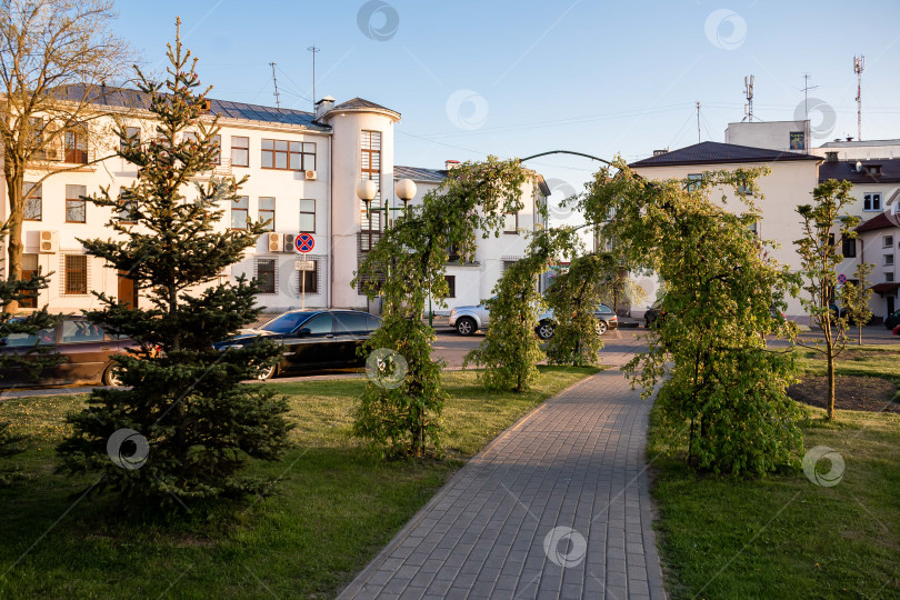 Скачать Живописный городской парк с зелеными насаждениями и дорожками в жилом районе фотосток Ozero