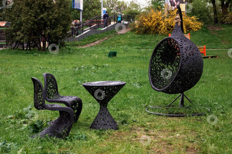 Скачать Современная черная садовая мебель на зеленой лужайке фотосток Ozero