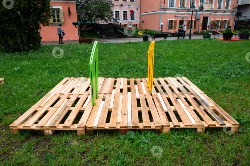 Скачать Красочная художественная инсталляция на деревянных поддонах в городском парке фотосток Ozero