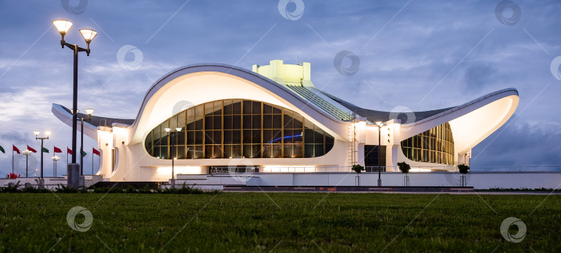 Скачать Современный архитектурный дизайн футуристического терминала аэропорта в сумерках фотосток Ozero