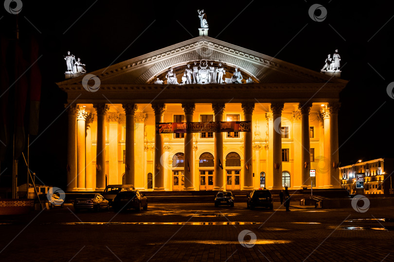 Скачать Подсвечиваемый архитектурный фасад с классическими колоннами и скульптурами в ночное время фотосток Ozero