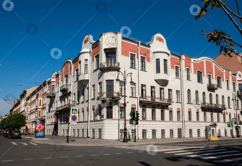 Скачать Историческое здание в европейском стиле на углу городской улицы при дневном свете фотосток Ozero