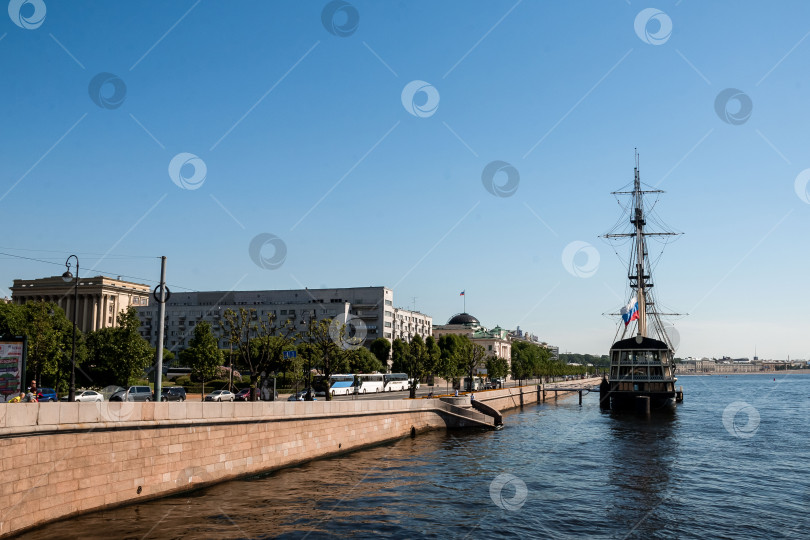 Скачать Исторический корабль пришвартовался на солнечной городской набережной фотосток Ozero