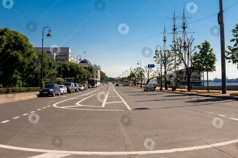 Скачать Солнечная городская прибрежная улица с припаркованными машинами и корабельной мачтой в поле зрения фотосток Ozero