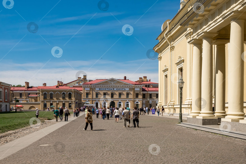 Скачать Туристы, осматривающие историческую Петропавловскую крепость в Санкт-Петербурге в солнечный день фотосток Ozero