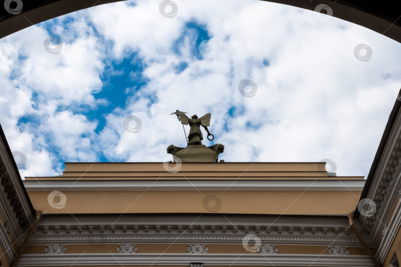 Скачать Силуэт скульптуры над аркой на фоне облачного голубого неба фотосток Ozero