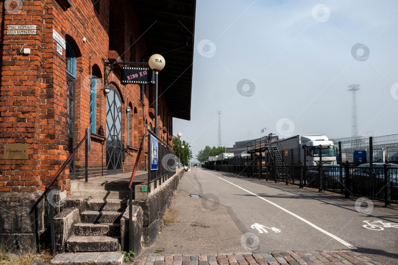 Скачать Тихая городская улица с кирпичным зданием и велосипедной дорожкой в промышленном районе фотосток Ozero