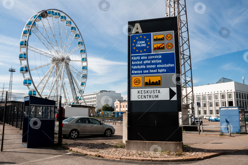 Скачать Колесо обозрения в Хельсинки и дорожный знак в городских условиях фотосток Ozero