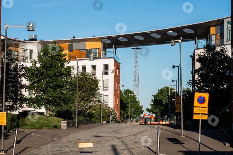 Скачать Современный городской пейзаж с уникальным архитектурным сооружением и чистым голубым небом фотосток Ozero