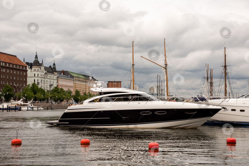 Скачать Изящная яхта в европейской гавани с исторической архитектурой и облачным небом фотосток Ozero
