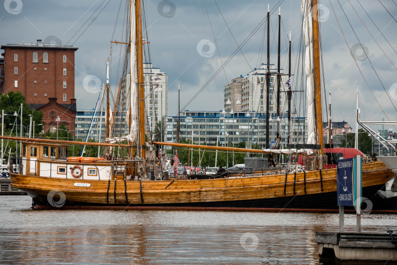 Скачать Старинный деревянный парусник в современной городской гавани с видом на горизонт фотосток Ozero