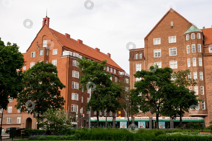 Скачать Историческая кирпичная архитектура в урбанистическом скандинавском районе с зелеными насаждениями фотосток Ozero