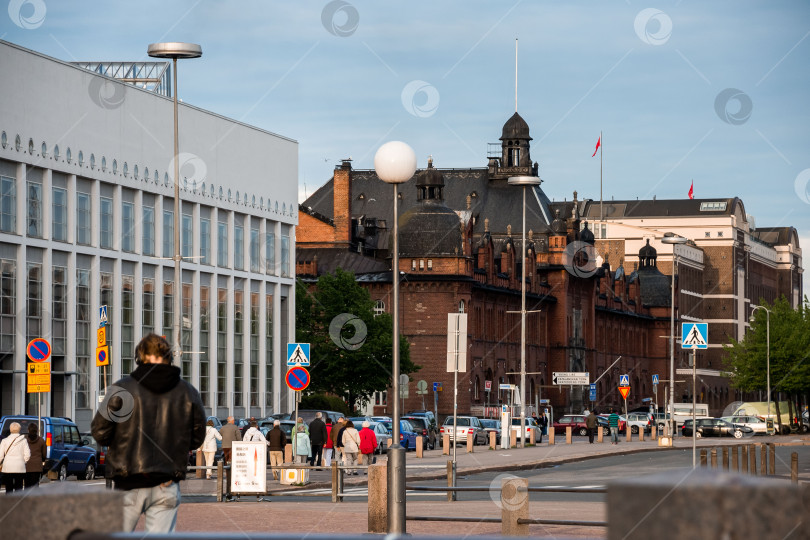 Скачать Оживленный городской пейзаж с исторической и современной архитектурой фотосток Ozero