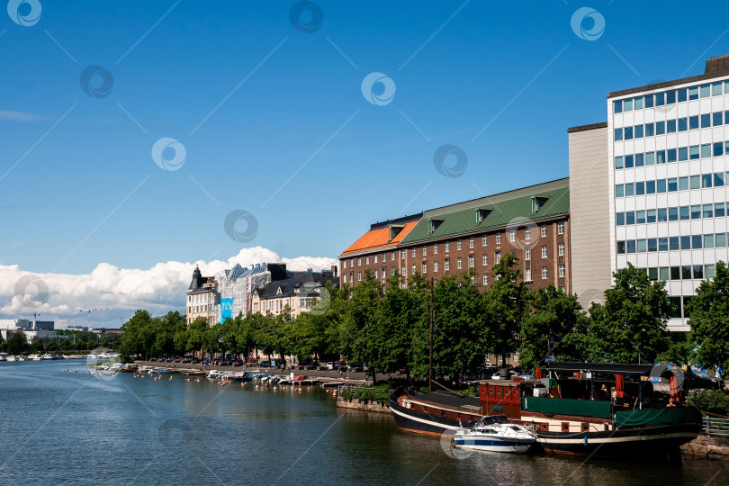 Скачать Солнечный вид на реку Хельсинки с лодками и историческими зданиями фотосток Ozero