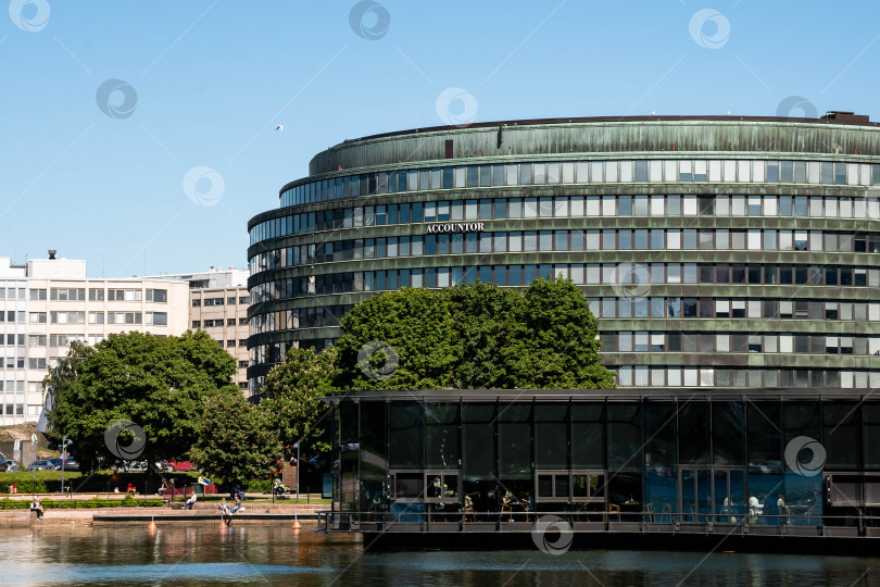 Скачать Современное офисное здание со стеклянным фасадом на берегу моря в солнечный день фотосток Ozero