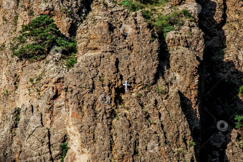 Скачать Одинокий крест, вделанный в скалистый утес фотосток Ozero