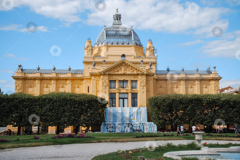 Скачать Исторический желтый художественный павильон с купольной архитектурой фотосток Ozero