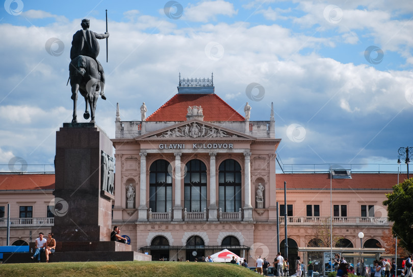 Скачать Статуя и историческое здание на площади Главного колодца под пасмурным небом фотосток Ozero