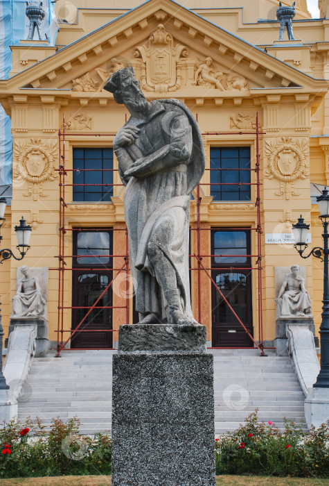 Скачать Каменная статуя перед историческим зданием с богато украшенным фасадом фотосток Ozero