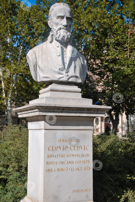 Скачать Каменный бюст исторического деятеля мужского пола на открытом воздухе в парке фотосток Ozero