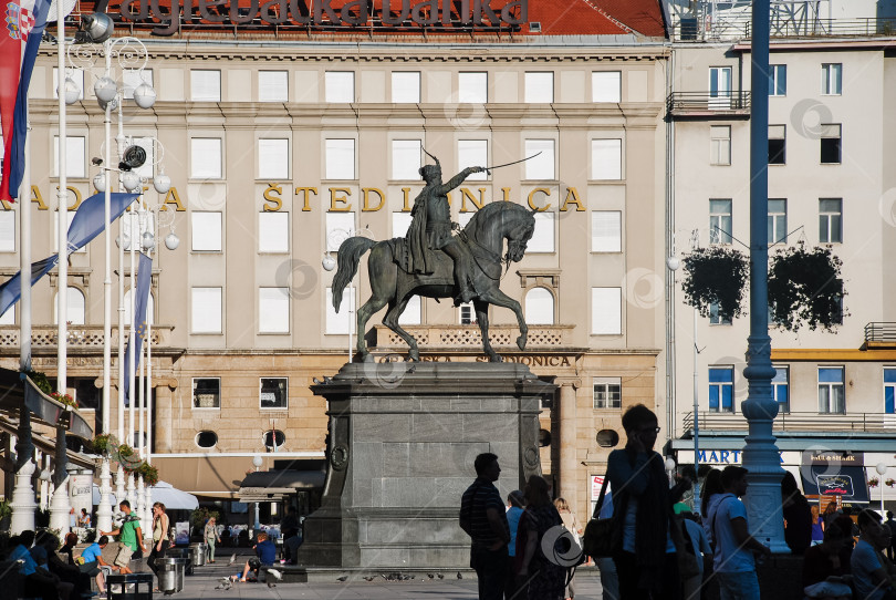 Скачать Конная статуя на площади бана Елачича в Загребе обладает историческим очарованием фотосток Ozero