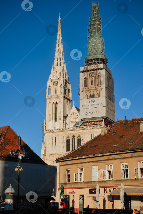 Скачать Архитектура Загребского кафедрального собора с лесами на готических башнях под голубым небом фотосток Ozero