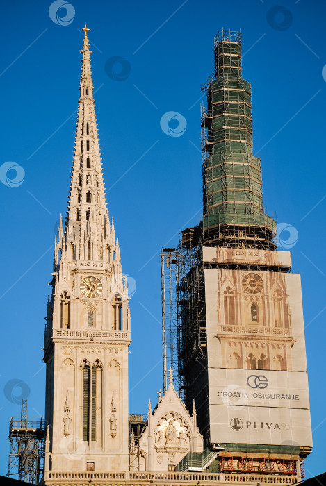 Скачать Башни готического собора и строительные леса под ясным голубым небом фотосток Ozero