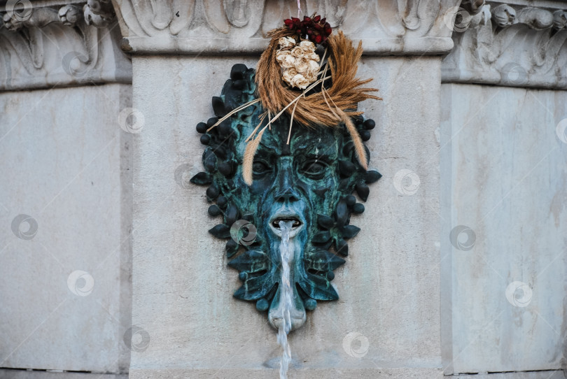 Скачать Богато украшенная скульптура фонтана "зеленый человек" с декоративными элементами фотосток Ozero