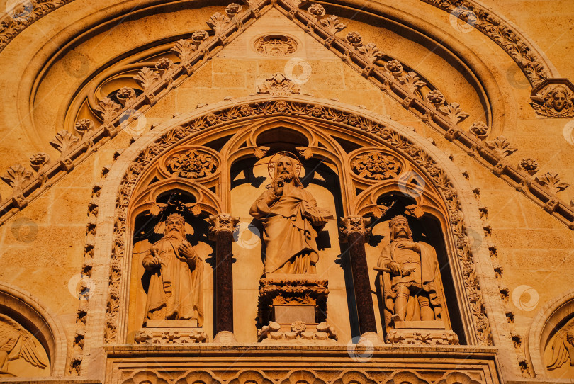 Скачать Богато украшенные каменные скульптуры на историческом фасаде готической церкви фотосток Ozero
