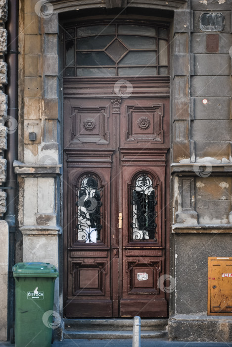 Скачать Старинная деревянная дверь с декоративными панелями на историческом здании фотосток Ozero