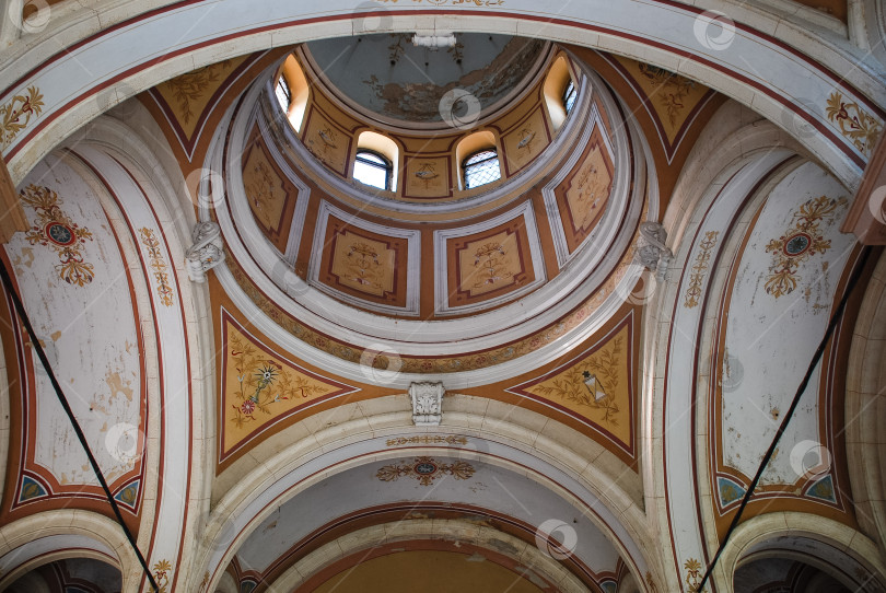 Скачать Богато украшенный церковный потолок с детальным архитектурным дизайном и замысловатыми узорами фотосток Ozero