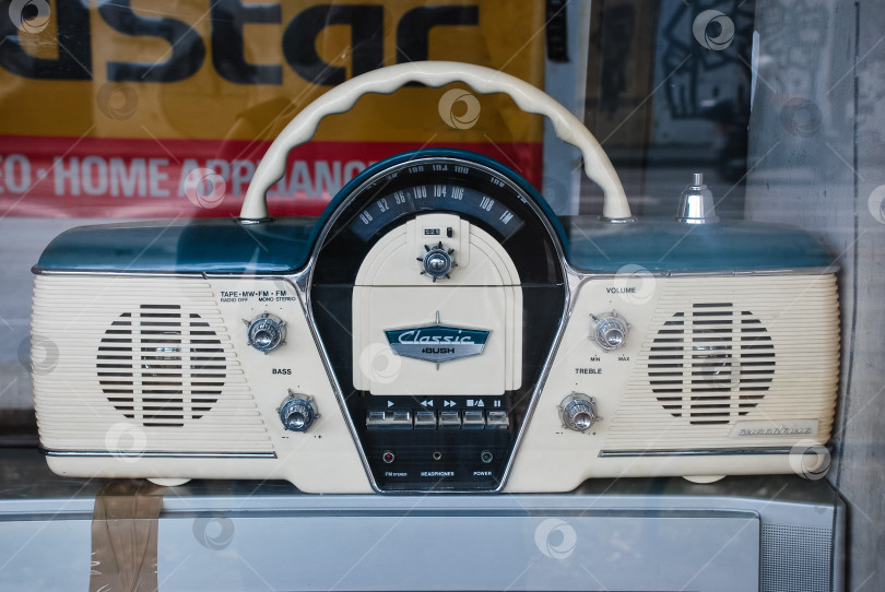 Скачать Винтажный классический радиоприемник с ретро-циферблатами и дисплеем динамика в витрине фотосток Ozero