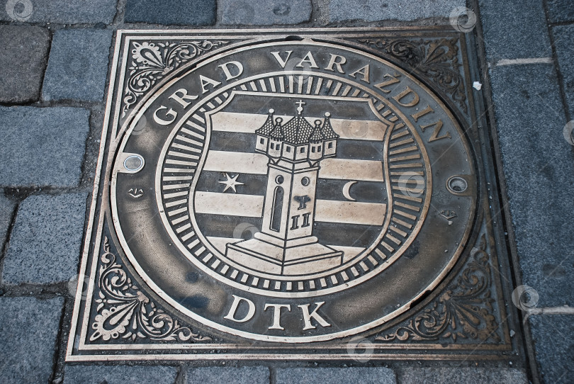 Скачать Крышка канализационного люка Град вараждин с замком на мощеной улице фотосток Ozero