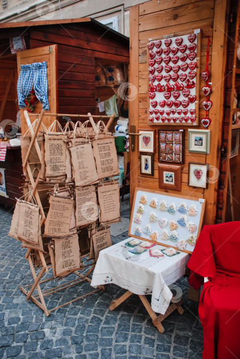 Скачать Очаровательный уличный киоск с поделками ручной работы и украшениями в виде сердечек фотосток Ozero