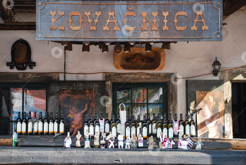 Скачать Выставка вин в загородном стиле на винодельне kovacnica winery с традиционным декором фотосток Ozero
