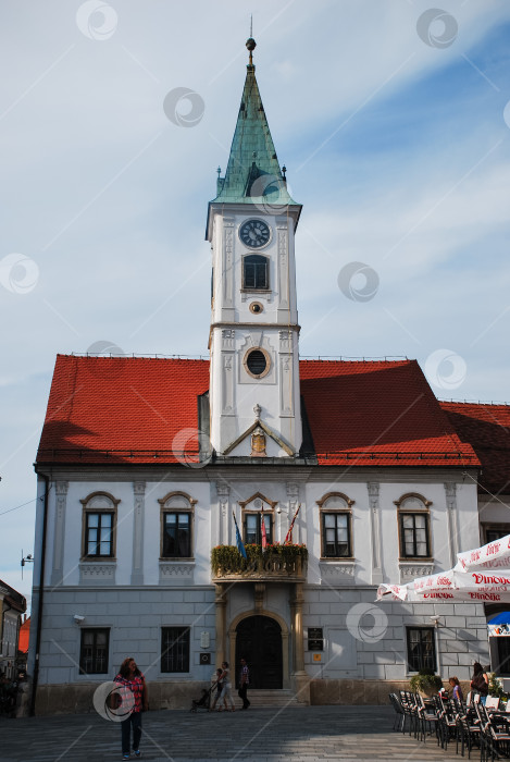 Скачать Ратуша Загреба в Горни Граде с часовой башней и красной крышей фотосток Ozero