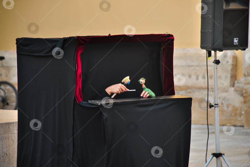 Скачать Кукольное представление на открытом воздухе с ручными куклами в черном коробочном наборе фотосток Ozero