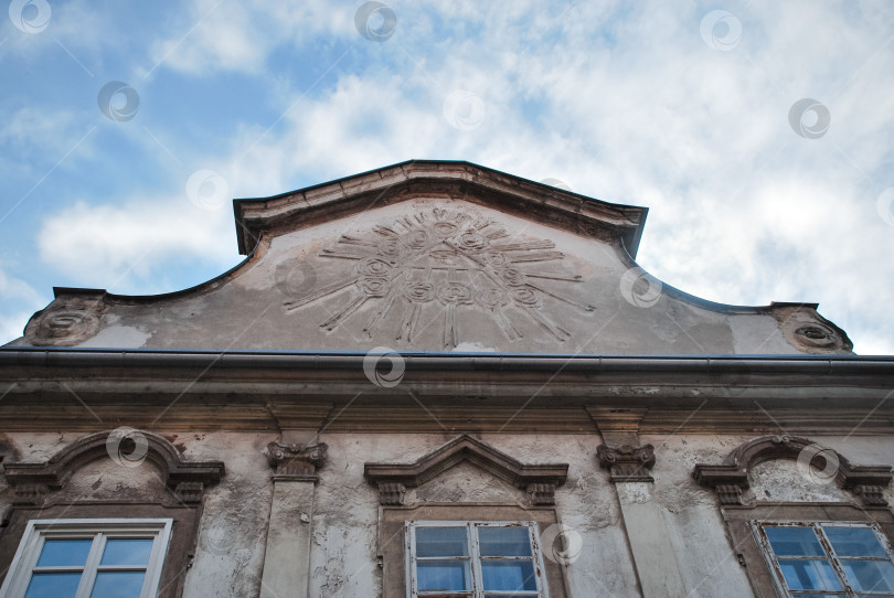 Скачать Исторический фасад в стиле барокко с солнечным рельефом под голубым небом при дневном свете фотосток Ozero